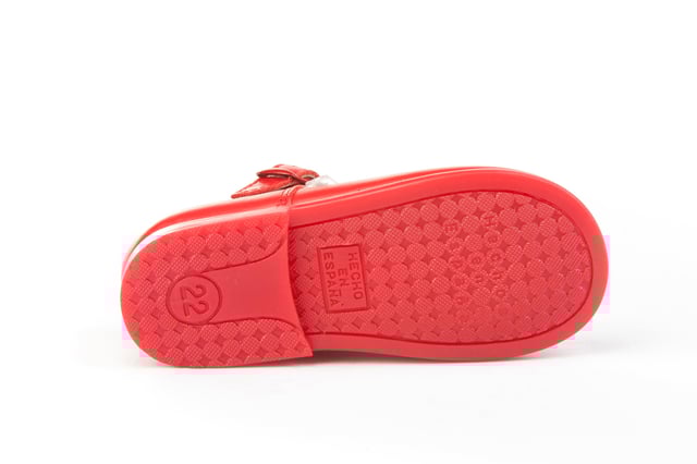 Las inglesitas de siempre, suaves y blanditas. Ideales para los pies de los más pequeños. Zapato tipo inglesita fabricado en napa de piel bovina con sistema de cierre de cordones. La parte interior está fabricada con forro de piel natural, protector de punteras y talones, planta con puente anatómico y suela de goma antideslizante. Calzado diseñado y fabricado en España.