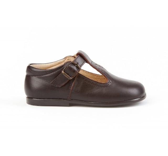 Las inglesitas de siempre, suaves y blanditas. Ideales para los pies de los más pequeños. Zapato tipo inglesita fabricado en napa de piel bovina con sistema de cierre de cordones. La parte interior está fabricada con forro de piel natural, protector de punteras y talones, planta con puente anatómico y suela de goma antideslizante. Calzado diseñado y fabricado en España.