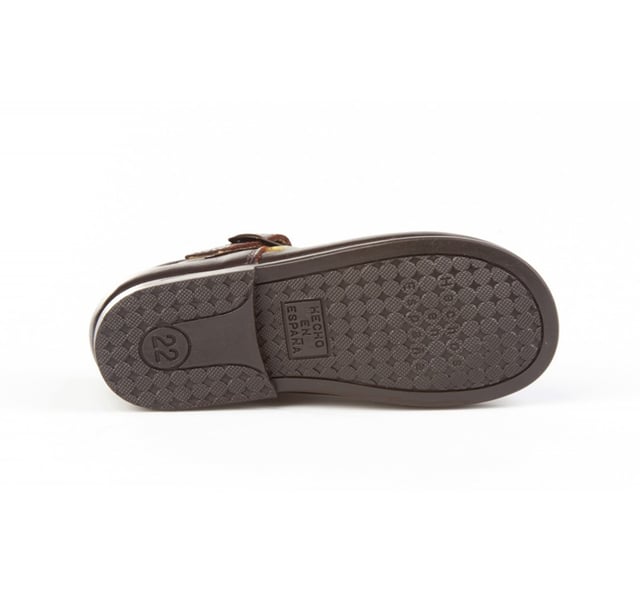 Las inglesitas de siempre, suaves y blanditas. Ideales para los pies de los más pequeños. Zapato tipo inglesita fabricado en napa de piel bovina con sistema de cierre de cordones. La parte interior está fabricada con forro de piel natural, protector de punteras y talones, planta con puente anatómico y suela de goma antideslizante. Calzado diseñado y fabricado en España.
