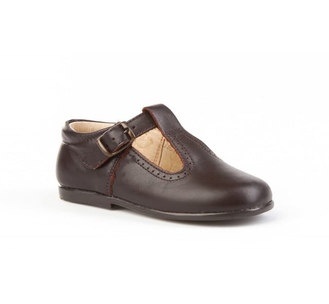 Las inglesitas de siempre, suaves y blanditas. Ideales para los pies de los más pequeños. Zapato tipo inglesita fabricado en napa de piel bovina con sistema de cierre de cordones. La parte interior está fabricada con forro de piel natural, protector de punteras y talones, planta con puente anatómico y suela de goma antideslizante. Calzado diseñado y fabricado en España.