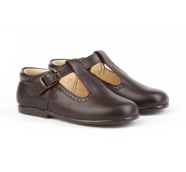 Las inglesitas de siempre, suaves y blanditas. Ideales para los pies de los más pequeños. Zapato tipo inglesita fabricado en napa de piel bovina con sistema de cierre de cordones. La parte interior está fabricada con forro de piel natural, protector de punteras y talones, planta con puente anatómico y suela de goma antideslizante. Calzado diseñado y fabricado en España.