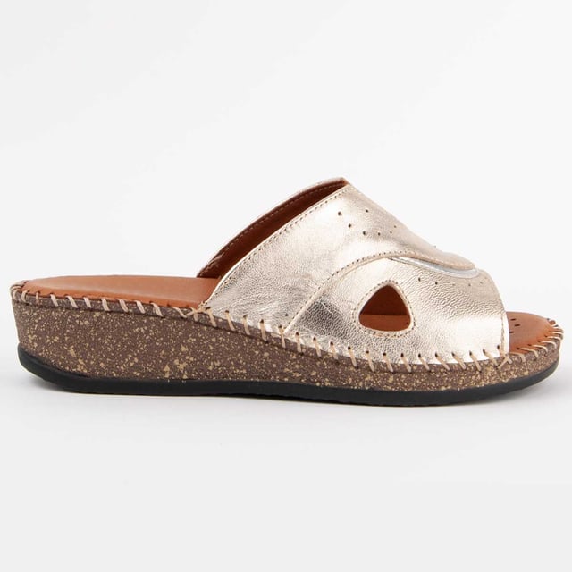 Garantía Purapiel, 10 años de garantía. Sandalia de cuña para mujer. Hecha en piel natural. Calce cómodo. Fabricado por otras marcas para nuestra marca. Medidas aproximadas: 4 cm de cuña.