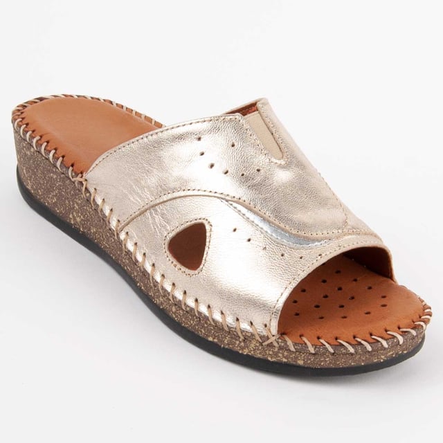 Garantía Purapiel, 10 años de garantía. Sandalia de cuña para mujer. Hecha en piel natural. Calce cómodo. Fabricado por otras marcas para nuestra marca. Medidas aproximadas: 4 cm de cuña.