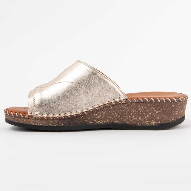 Garantía Purapiel, 10 años de garantía. Sandalia de cuña para mujer. Hecha en piel natural. Calce cómodo. Fabricado por otras marcas para nuestra marca. Medidas aproximadas: 4 cm de cuña.