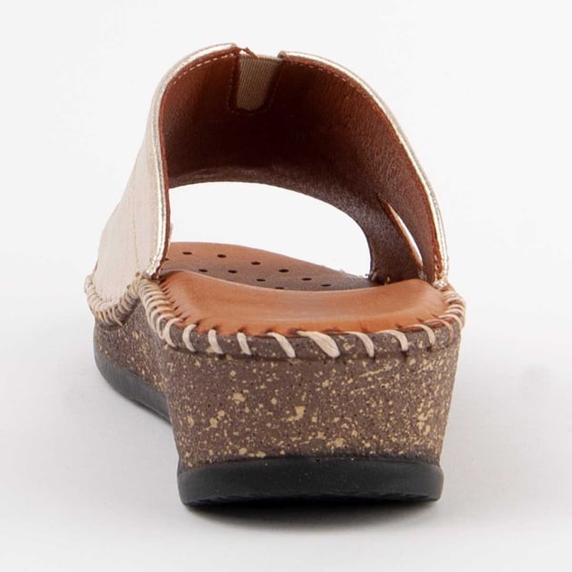 Garantía Purapiel, 10 años de garantía. Sandalia de cuña para mujer. Hecha en piel natural. Calce cómodo. Fabricado por otras marcas para nuestra marca. Medidas aproximadas: 4 cm de cuña.