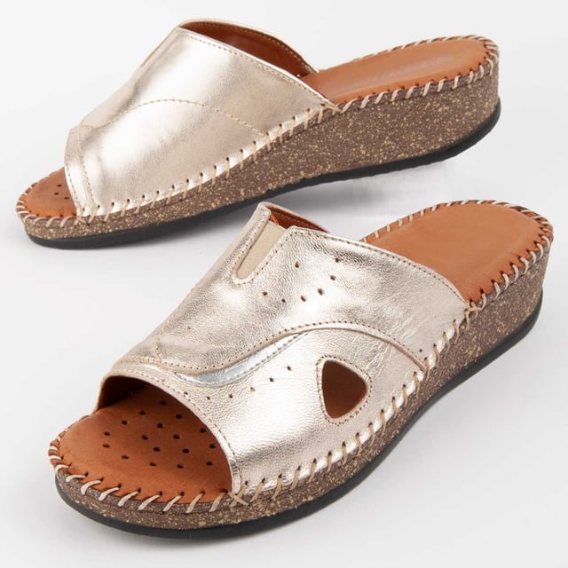 Garantía Purapiel, 10 años de garantía. Sandalia de cuña para mujer. Hecha en piel natural. Calce cómodo. Fabricado por otras marcas para nuestra marca. Medidas aproximadas: 4 cm de cuña.