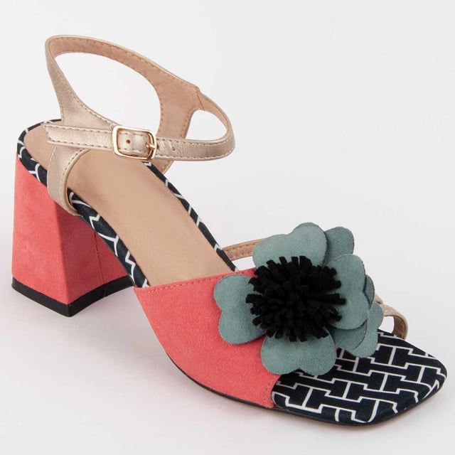 Sandalia de tacón para mujer. Plantilla de piel 100% natural. Calce cómodo. Fabricado por otras marcas para nuestra marca. Medidas aproximadas: 7 cm de tacón.
