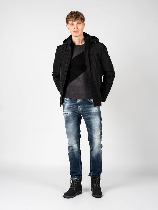 El diseño sencillo de esta chaqueta es la combinación perfecta de elegancia y comodidad, lo que hace que sea adecuada tanto para atuendos cotidianos como para estilismos más formales, y su corte minimalista realza el carácter moderno.

Con una capucha desmontable que proporciona protección adicional contra el viento y la lluvia, la chaqueta se convierte en una opción versátil para cualquier clima, ofreciendo al mismo tiempo la posibilidad de adaptarse a las necesidades individuales del usuario.

Cerrada con una cremallera logotipada y botones a presión, la chaqueta combina funcionalidad con un estilo único, añadiendo un sutil toque de la marca que seguramente atraerá la atención de los amantes de la moda.

En el frente tiene cuatro bolsillos, dos con cremallera y dos con botones a presión, que ofrecen soluciones prácticas para almacenar elementos esenciales, garantizando al mismo tiempo un acceso fácil y seguridad.

En la manga izquierda, un detalle de la empresa es un toque discreto pero elegante, que le da carácter a la chaqueta y subraya su exclusividad, permitiendo destacar entre la multitud.

Confeccionada con tejido de alta calidad, transpirable y resistente al agua, la chaqueta proporciona confort y protección en cualquier condición climática, cuidando al mismo tiempo de la adecuada circulación del aire y manteniendo la temperatura óptima del cuerpo.