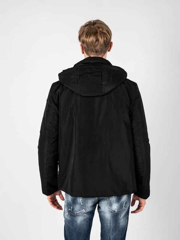 El diseño sencillo de esta chaqueta es la combinación perfecta de elegancia y comodidad, lo que hace que sea adecuada tanto para atuendos cotidianos como para estilismos más formales, y su corte minimalista realza el carácter moderno.

Con una capucha desmontable que proporciona protección adicional contra el viento y la lluvia, la chaqueta se convierte en una opción versátil para cualquier clima, ofreciendo al mismo tiempo la posibilidad de adaptarse a las necesidades individuales del usuario.

Cerrada con una cremallera logotipada y botones a presión, la chaqueta combina funcionalidad con un estilo único, añadiendo un sutil toque de la marca que seguramente atraerá la atención de los amantes de la moda.

En el frente tiene cuatro bolsillos, dos con cremallera y dos con botones a presión, que ofrecen soluciones prácticas para almacenar elementos esenciales, garantizando al mismo tiempo un acceso fácil y seguridad.

En la manga izquierda, un detalle de la empresa es un toque discreto pero elegante, que le da carácter a la chaqueta y subraya su exclusividad, permitiendo destacar entre la multitud.

Confeccionada con tejido de alta calidad, transpirable y resistente al agua, la chaqueta proporciona confort y protección en cualquier condición climática, cuidando al mismo tiempo de la adecuada circulación del aire y manteniendo la temperatura óptima del cuerpo.
