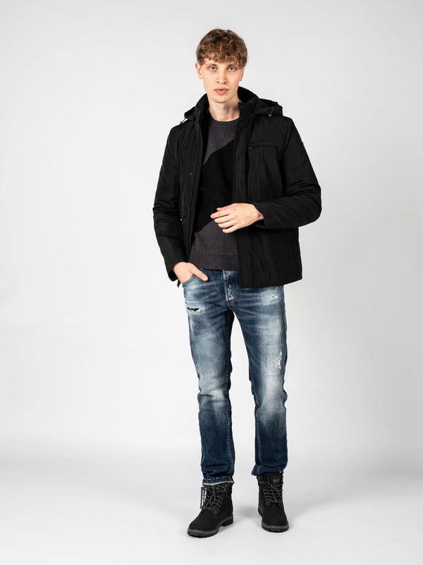 El diseño sencillo de esta chaqueta es la combinación perfecta de elegancia y comodidad, lo que hace que sea adecuada tanto para atuendos cotidianos como para estilismos más formales, y su corte minimalista realza el carácter moderno.

Con una capucha desmontable que proporciona protección adicional contra el viento y la lluvia, la chaqueta se convierte en una opción versátil para cualquier clima, ofreciendo al mismo tiempo la posibilidad de adaptarse a las necesidades individuales del usuario.

Cerrada con una cremallera logotipada y botones a presión, la chaqueta combina funcionalidad con un estilo único, añadiendo un sutil toque de la marca que seguramente atraerá la atención de los amantes de la moda.

En el frente tiene cuatro bolsillos, dos con cremallera y dos con botones a presión, que ofrecen soluciones prácticas para almacenar elementos esenciales, garantizando al mismo tiempo un acceso fácil y seguridad.

En la manga izquierda, un detalle de la empresa es un toque discreto pero elegante, que le da carácter a la chaqueta y subraya su exclusividad, permitiendo destacar entre la multitud.

Confeccionada con tejido de alta calidad, transpirable y resistente al agua, la chaqueta proporciona confort y protección en cualquier condición climática, cuidando al mismo tiempo de la adecuada circulación del aire y manteniendo la temperatura óptima del cuerpo.
