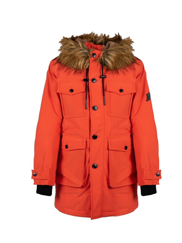 La chaqueta con capucha es la combinación perfecta de estilo y funcionalidad, ofreciendo comodidad y protección en los días más fríos, permitiéndote sentirte libre y a la moda sin importar el clima.

El forro acolchado hace que incluso los días más fríos sean más agradables, y tú puedes disfrutar del calor y la comodidad durante cualquier actividad al aire libre.

Cuatro bolsillos en la parte delantera ofrecen mucho espacio para guardar elementos esenciales como un teléfono, llaves o billetera, lo que hace que la chaqueta no solo sea elegante, sino también práctica.

Una chaqueta con cierre es garantía de facilidad y rapidez para ponerse y quitarse, lo cual es extremadamente útil en condiciones urbanas dinámicas y más allá.

Los ajustadores en las mangas aseguran un ajuste perfecto y protección adicional contra el viento, permitiéndote disfrutar del calor sin preocuparte por las corrientes de aire.

El capó de piel con aislamiento no solo es un detalle elegante, sino también una capa adicional de protección contra el frío, lo que hace que la chaqueta sea ideal para los días de invierno.

El color uniforme de la chaqueta añade elegancia y versatilidad, facilitando su combinación con cualquier atuendo, independientemente de la ocasión.

El detalle de marca en el hombro es un toque sutil, pero distintivo, que resalta la alta calidad y el prestigio del producto, haciendo que te sientas especial al usar esta chaqueta.