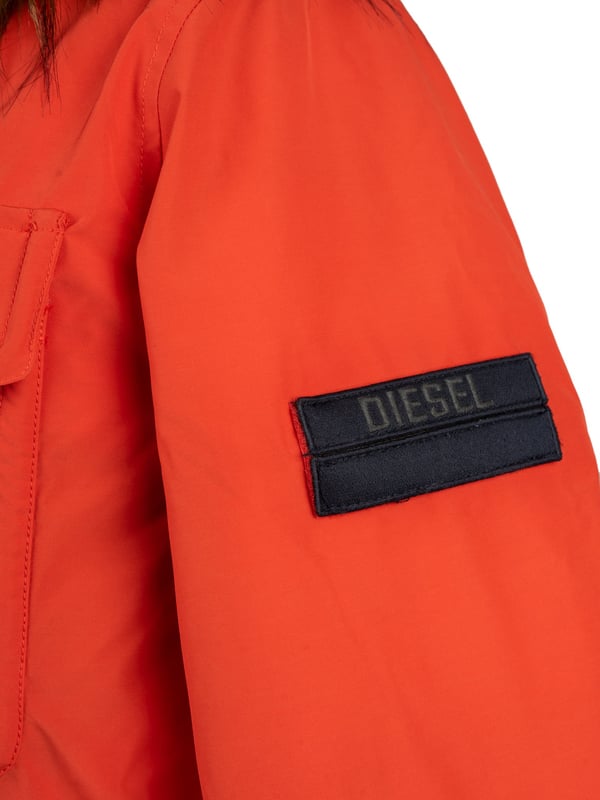 La chaqueta con capucha es la combinación perfecta de estilo y funcionalidad, ofreciendo comodidad y protección en los días más fríos, permitiéndote sentirte libre y a la moda sin importar el clima.

El forro acolchado hace que incluso los días más fríos sean más agradables, y tú puedes disfrutar del calor y la comodidad durante cualquier actividad al aire libre.

Cuatro bolsillos en la parte delantera ofrecen mucho espacio para guardar elementos esenciales como un teléfono, llaves o billetera, lo que hace que la chaqueta no solo sea elegante, sino también práctica.

Una chaqueta con cierre es garantía de facilidad y rapidez para ponerse y quitarse, lo cual es extremadamente útil en condiciones urbanas dinámicas y más allá.

Los ajustadores en las mangas aseguran un ajuste perfecto y protección adicional contra el viento, permitiéndote disfrutar del calor sin preocuparte por las corrientes de aire.

El capó de piel con aislamiento no solo es un detalle elegante, sino también una capa adicional de protección contra el frío, lo que hace que la chaqueta sea ideal para los días de invierno.

El color uniforme de la chaqueta añade elegancia y versatilidad, facilitando su combinación con cualquier atuendo, independientemente de la ocasión.

El detalle de marca en el hombro es un toque sutil, pero distintivo, que resalta la alta calidad y el prestigio del producto, haciendo que te sientas especial al usar esta chaqueta.