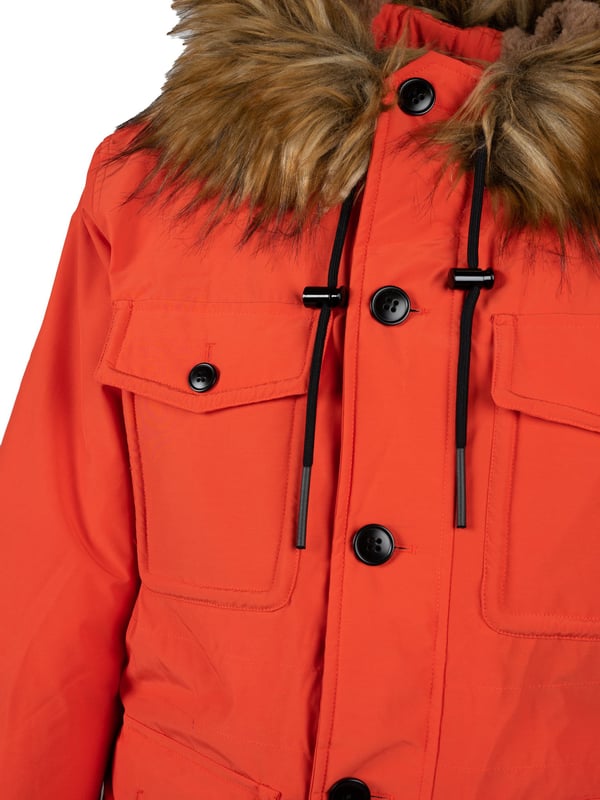 La chaqueta con capucha es la combinación perfecta de estilo y funcionalidad, ofreciendo comodidad y protección en los días más fríos, permitiéndote sentirte libre y a la moda sin importar el clima.

El forro acolchado hace que incluso los días más fríos sean más agradables, y tú puedes disfrutar del calor y la comodidad durante cualquier actividad al aire libre.

Cuatro bolsillos en la parte delantera ofrecen mucho espacio para guardar elementos esenciales como un teléfono, llaves o billetera, lo que hace que la chaqueta no solo sea elegante, sino también práctica.

Una chaqueta con cierre es garantía de facilidad y rapidez para ponerse y quitarse, lo cual es extremadamente útil en condiciones urbanas dinámicas y más allá.

Los ajustadores en las mangas aseguran un ajuste perfecto y protección adicional contra el viento, permitiéndote disfrutar del calor sin preocuparte por las corrientes de aire.

El capó de piel con aislamiento no solo es un detalle elegante, sino también una capa adicional de protección contra el frío, lo que hace que la chaqueta sea ideal para los días de invierno.

El color uniforme de la chaqueta añade elegancia y versatilidad, facilitando su combinación con cualquier atuendo, independientemente de la ocasión.

El detalle de marca en el hombro es un toque sutil, pero distintivo, que resalta la alta calidad y el prestigio del producto, haciendo que te sientas especial al usar esta chaqueta.