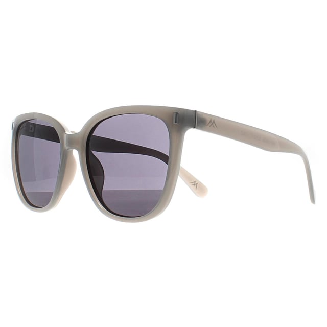 Montana Butterfly Womens Shiny Grey Cream Smoke Polarized MP190 zonnebril biedt een perfecte combinatie van stijl, comfort en bescherming voor diegenen die zowel prestaties als mode eisen. Ontworpen met lenzen van hoge kwaliteit die uitstekende UV-bescherming bieden, beschermen deze zonnebrillen je ogen tegen schadelijke blootstelling aan de zon terwijl ze schittering verminderen voor een betere helderheid. Het lichtgewicht, robuuste montuur zorgt voor een stevige en comfortabele pasvorm, waardoor hij ideaal is voor langdurig gebruik tijdens buitenactiviteiten zoals wandelen, autorijden of sporten.