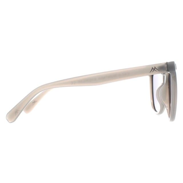 Montana Butterfly Womens Shiny Grey Cream Smoke Polarized MP190 zonnebril biedt een perfecte combinatie van stijl, comfort en bescherming voor diegenen die zowel prestaties als mode eisen. Ontworpen met lenzen van hoge kwaliteit die uitstekende UV-bescherming bieden, beschermen deze zonnebrillen je ogen tegen schadelijke blootstelling aan de zon terwijl ze schittering verminderen voor een betere helderheid. Het lichtgewicht, robuuste montuur zorgt voor een stevige en comfortabele pasvorm, waardoor hij ideaal is voor langdurig gebruik tijdens buitenactiviteiten zoals wandelen, autorijden of sporten.