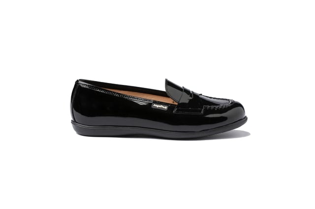 Una línea clásica. Elegantes y cómodos, ideales para los uniformes de cole. Zapato tipo mocasín fabricado en charol de piel bovina. La parte interior está fabricada con forro de piel natural, protector de punteras y talones, planta con puente anatómico y suela de goma antideslizante. Calzado diseñado y fabricado en España.
