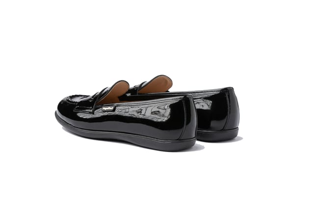 Una línea clásica. Elegantes y cómodos, ideales para los uniformes de cole. Zapato tipo mocasín fabricado en charol de piel bovina. La parte interior está fabricada con forro de piel natural, protector de punteras y talones, planta con puente anatómico y suela de goma antideslizante. Calzado diseñado y fabricado en España.