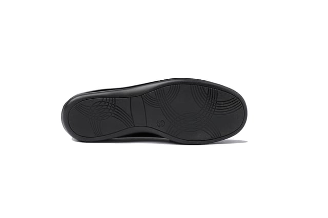 Una línea clásica. Elegantes y cómodos, ideales para los uniformes de cole. Zapato tipo mocasín fabricado en charol de piel bovina. La parte interior está fabricada con forro de piel natural, protector de punteras y talones, planta con puente anatómico y suela de goma antideslizante. Calzado diseñado y fabricado en España.