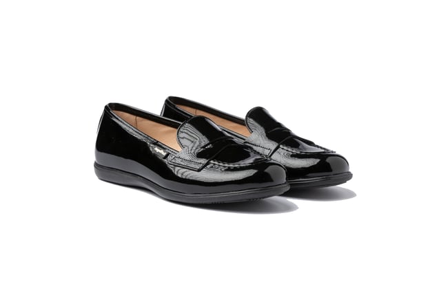 Una línea clásica. Elegantes y cómodos, ideales para los uniformes de cole. Zapato tipo mocasín fabricado en charol de piel bovina. La parte interior está fabricada con forro de piel natural, protector de punteras y talones, planta con puente anatómico y suela de goma antideslizante. Calzado diseñado y fabricado en España.
