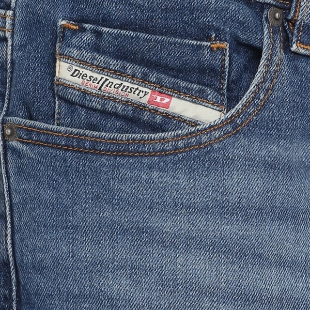 Diesel Blue Denim, Diesel Branding på stort märke ovanför bakfickan och myntfickan, 99 % bomull, 1 % elastan stretchjeans, slim fit, avsmalnande ben, knäppning, jeans i blått jeans
