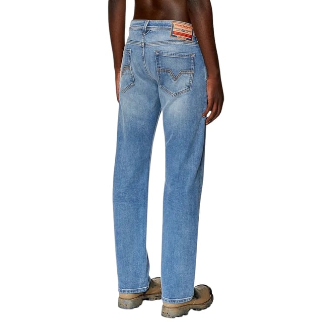 Dieselblå jeansbyxor, knappfluga, 99 % bomull, 1 % elastan stretchjeans, tillverkad i Mauritius, raka ben, märket dieselmärkt