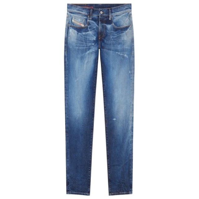 Diesel Blue Denim, Diesel Branding på det stora märket ovanför bakfickan och myntfickan, 98 % bomull, 2 % elastan Stretch Denim, Tillverkad i Tunisien, Slim Fit, Avsmalnande Ben, Knäppning, Blue Denim Jeans