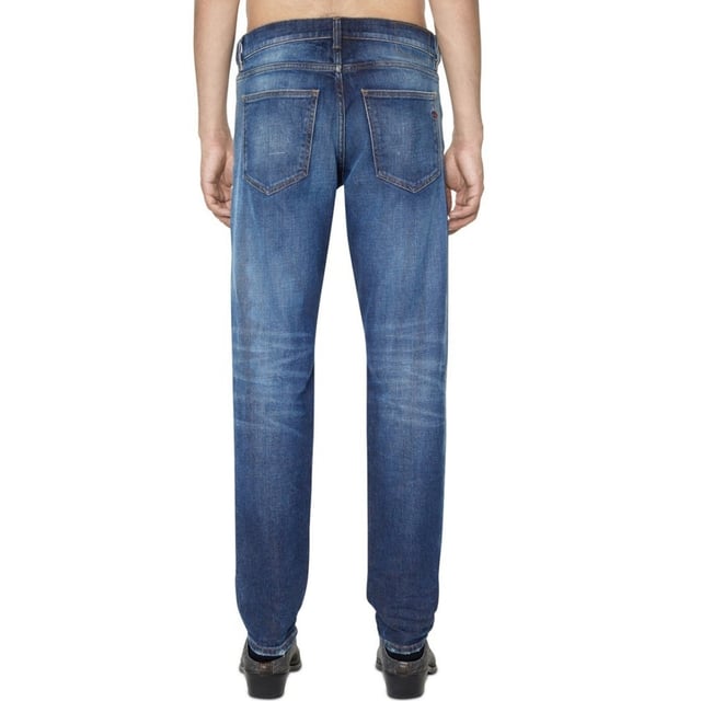Diesel Blue Denim, Diesel Branding på det stora märket ovanför bakfickan och myntfickan, 98 % bomull, 2 % elastan Stretch Denim, Tillverkad i Tunisien, Slim Fit, Avsmalnande Ben, Knäppning, Blue Denim Jeans