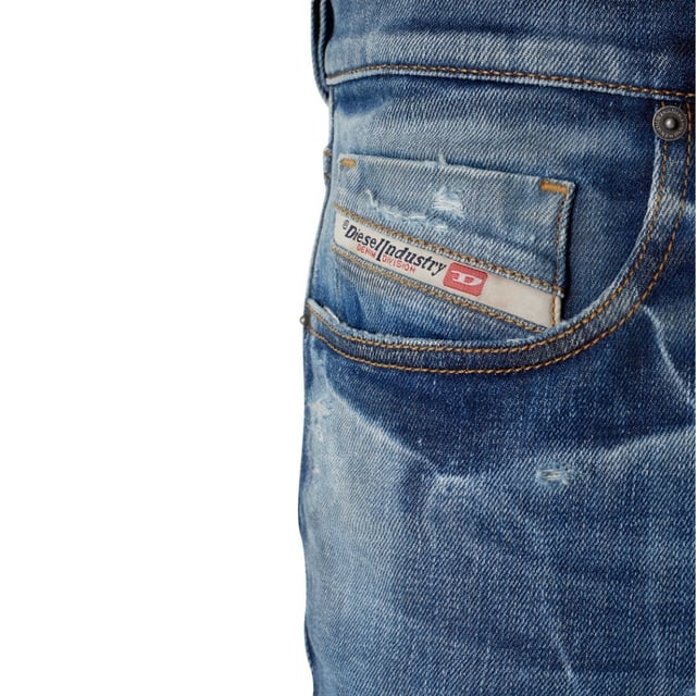 Diesel Blue Denim, Diesel Branding på det stora märket ovanför bakfickan och myntfickan, 98 % bomull, 2 % elastan Stretch Denim, Tillverkad i Tunisien, Slim Fit, Avsmalnande Ben, Knäppning, Blue Denim Jeans