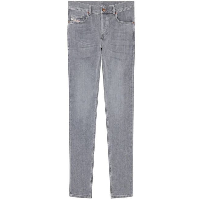 Se skarp ut i våra Diesel D-Luster Grey Jeans. Dessa fantastiska grå jeansbyxor har en smal passform, perfekt för alla tillfällen. Klä upp dem för en utekväll på stan eller håll det avslappnat för en dag i parken. Styla med självförtroende och stick ut från mängden., Knappgylf, Knäppning , 99 % bomull, 1 % elastan Stretch Denim, Made In Tunisia, Slim Fit, Tapered Ben, Branded Myntficka, Diesel Branded Badge, Diesel Branding