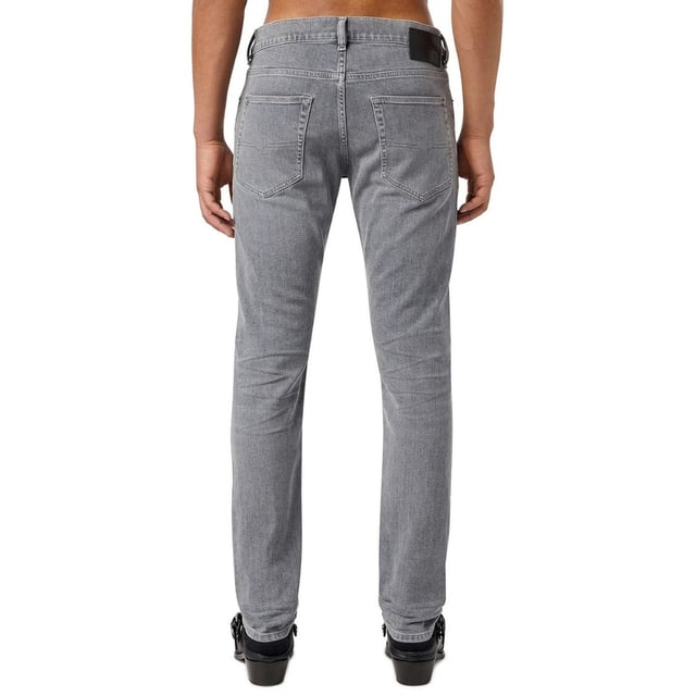 Se skarp ut i våra Diesel D-Luster Grey Jeans. Dessa fantastiska grå jeansbyxor har en smal passform, perfekt för alla tillfällen. Klä upp dem för en utekväll på stan eller håll det avslappnat för en dag i parken. Styla med självförtroende och stick ut från mängden., Knappgylf, Knäppning , 99 % bomull, 1 % elastan Stretch Denim, Made In Tunisia, Slim Fit, Tapered Ben, Branded Myntficka, Diesel Branded Badge, Diesel Branding