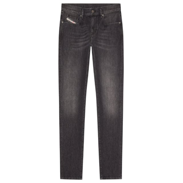 Diesel Black Denim, Diesel Branding på stort märke ovanför bakfickan och myntfickan, 94 % bomull, 5 % polyester, 1 % elastan stretchjeans, tillverkad i Tunisien, Slim Fit, avsmalnande ben, knäppning, svarta jeansjeans
