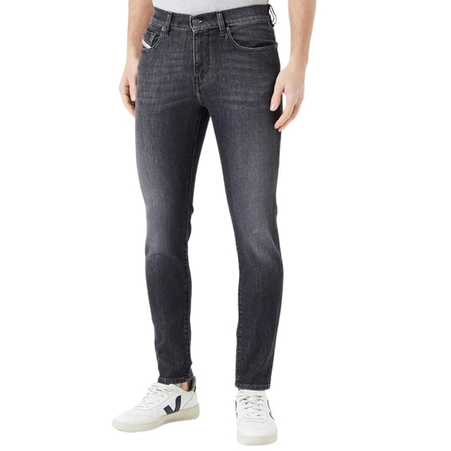 Diesel Black Denim, Diesel Branding på stort märke ovanför bakfickan och myntfickan, 94 % bomull, 5 % polyester, 1 % elastan stretchjeans, tillverkad i Tunisien, Slim Fit, avsmalnande ben, knäppning, svarta jeansjeans