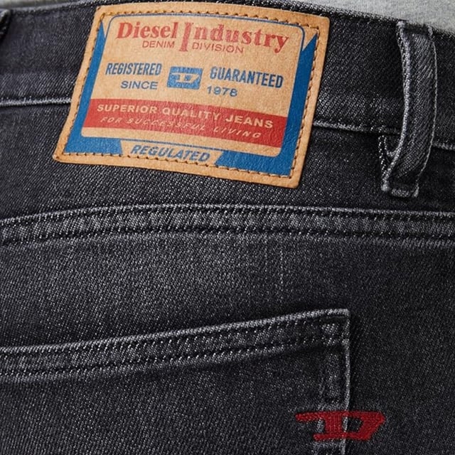 Diesel Black Denim, Diesel Branding på stort märke ovanför bakfickan och myntfickan, 94 % bomull, 5 % polyester, 1 % elastan stretchjeans, tillverkad i Tunisien, Slim Fit, avsmalnande ben, knäppning, svarta jeansjeans