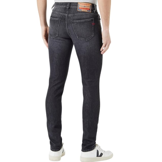 Diesel Black Denim, Diesel Branding på stort märke ovanför bakfickan och myntfickan, 94 % bomull, 5 % polyester, 1 % elastan stretchjeans, tillverkad i Tunisien, Slim Fit, avsmalnande ben, knäppning, svarta jeansjeans