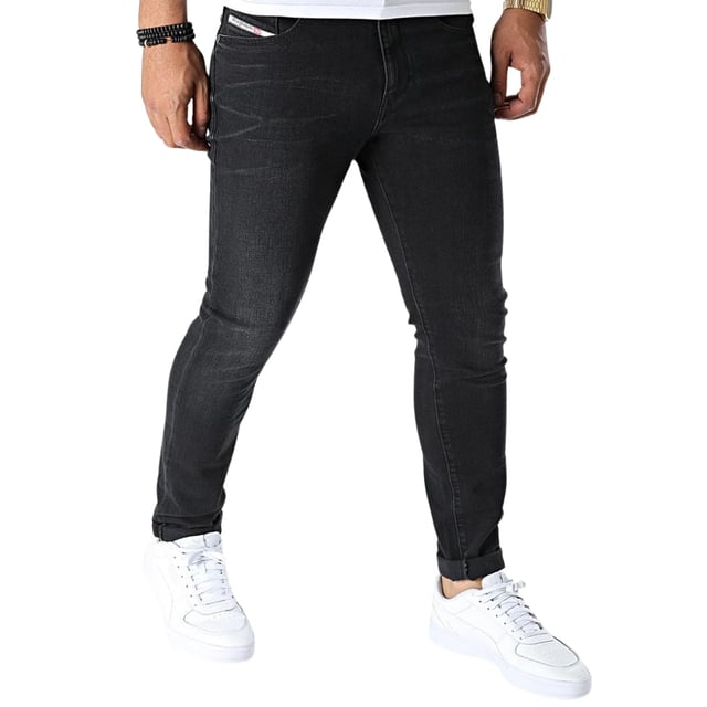 Diesel Black Denim, Diesel Branding på stort märke ovanför bakfickan och myntfickan, 99 % bomull, 1 % elastan stretchjeans, tillverkad i Tunisien, Slim Fit, avsmalnande ben, knäppning, svarta jeansjeans