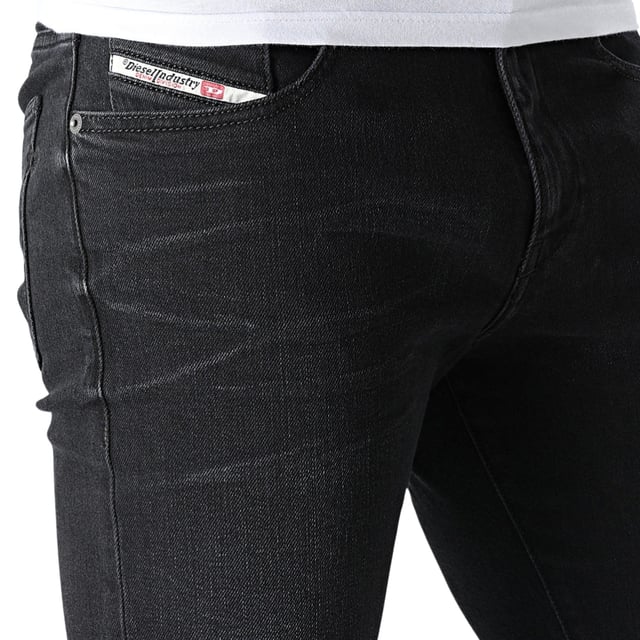 Diesel Black Denim, Diesel Branding på stort märke ovanför bakfickan och myntfickan, 99 % bomull, 1 % elastan stretchjeans, tillverkad i Tunisien, Slim Fit, avsmalnande ben, knäppning, svarta jeansjeans