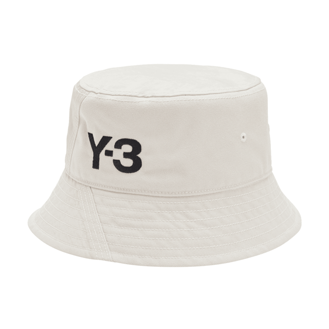 Y-3 klassieke emmerhoed in talk. De bucket hat is synoniem aan street fashion en combineert een gepolijste stijl met casual gemak. Deze versie van Y-3 blijft trouw aan zijn oorsprong, maar voegt opvallende accenten toe. Een monochroom Y-3 logo maakt de look compleet.- Een Y-3 bucket hat.- Oogjes voor ventilatie.- Zweetband aan de binnenkant.- Y-3 logo.- Hoofdmateriaal: 100% polyester (gerecycled).  Voering: 100% nylon (gerecycled).  Handwas koud.- Ref: H62985