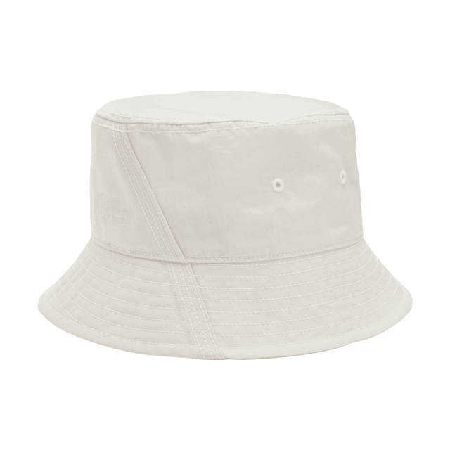 Y-3 klassieke emmerhoed in talk. De bucket hat is synoniem aan street fashion en combineert een gepolijste stijl met casual gemak. Deze versie van Y-3 blijft trouw aan zijn oorsprong, maar voegt opvallende accenten toe. Een monochroom Y-3 logo maakt de look compleet.- Een Y-3 bucket hat.- Oogjes voor ventilatie.- Zweetband aan de binnenkant.- Y-3 logo.- Hoofdmateriaal: 100% polyester (gerecycled).  Voering: 100% nylon (gerecycled).  Handwas koud.- Ref: H62985