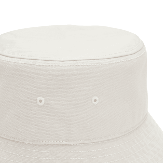 Y-3 klassieke emmerhoed in talk. De bucket hat is synoniem aan street fashion en combineert een gepolijste stijl met casual gemak. Deze versie van Y-3 blijft trouw aan zijn oorsprong, maar voegt opvallende accenten toe. Een monochroom Y-3 logo maakt de look compleet.- Een Y-3 bucket hat.- Oogjes voor ventilatie.- Zweetband aan de binnenkant.- Y-3 logo.- Hoofdmateriaal: 100% polyester (gerecycled).  Voering: 100% nylon (gerecycled).  Handwas koud.- Ref: H62985