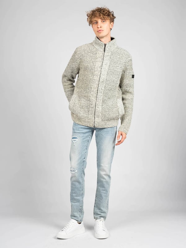 Estilo sencillo
Con cuello alto
Además, el cuello está forrado con aislamiento
Cierre con cremallera de marca
Dos bolsillos en la parte delantera
Con tejido entrelazado
Cuello, mangas y bajo terminados con ribete elástico
Detalles de marca en la manga izquierda
Hecho de tejido de alta calidad con mezcla de lana