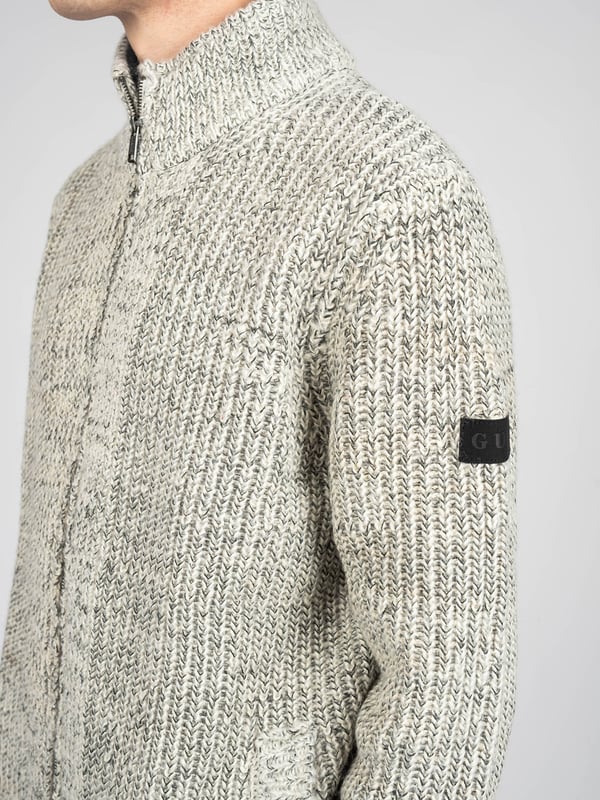 Estilo sencillo
Con cuello alto
Además, el cuello está forrado con aislamiento
Cierre con cremallera de marca
Dos bolsillos en la parte delantera
Con tejido entrelazado
Cuello, mangas y bajo terminados con ribete elástico
Detalles de marca en la manga izquierda
Hecho de tejido de alta calidad con mezcla de lana