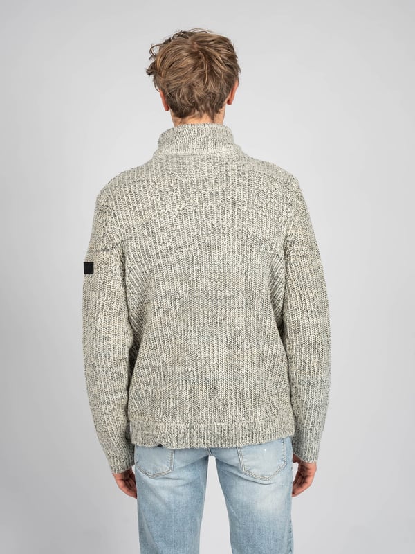 Estilo sencillo
Con cuello alto
Además, el cuello está forrado con aislamiento
Cierre con cremallera de marca
Dos bolsillos en la parte delantera
Con tejido entrelazado
Cuello, mangas y bajo terminados con ribete elástico
Detalles de marca en la manga izquierda
Hecho de tejido de alta calidad con mezcla de lana