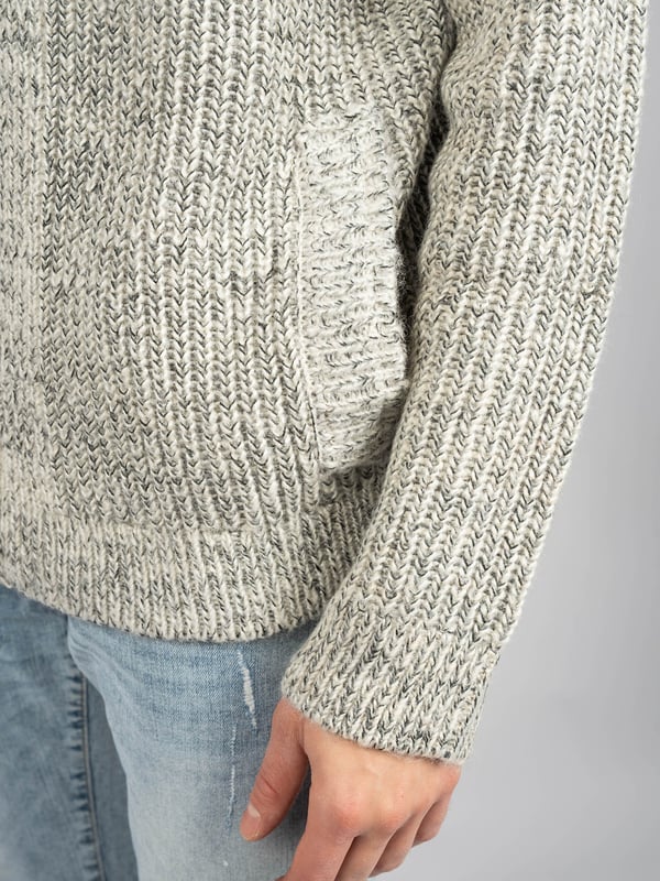 Estilo sencillo
Con cuello alto
Además, el cuello está forrado con aislamiento
Cierre con cremallera de marca
Dos bolsillos en la parte delantera
Con tejido entrelazado
Cuello, mangas y bajo terminados con ribete elástico
Detalles de marca en la manga izquierda
Hecho de tejido de alta calidad con mezcla de lana