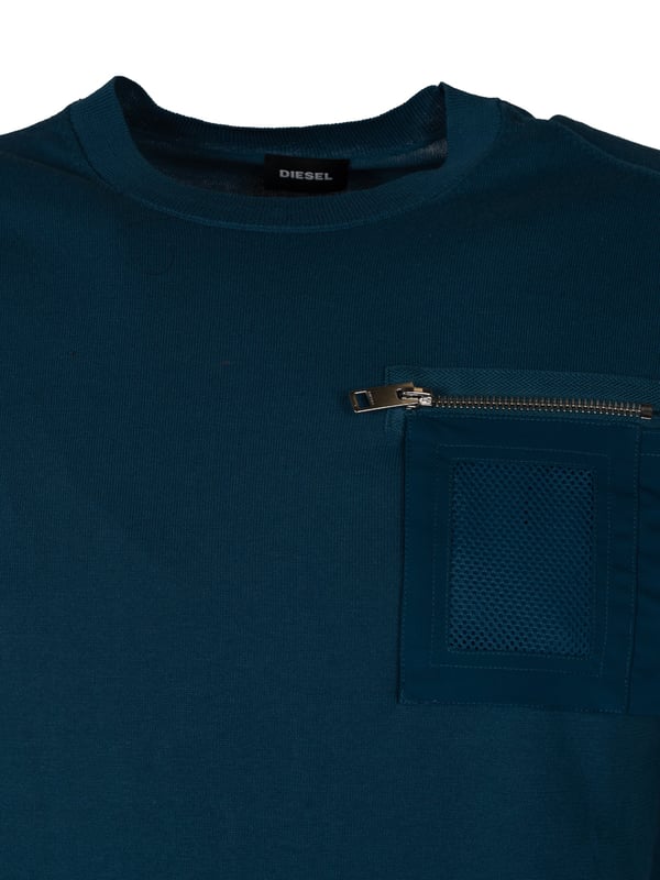 Un suéter fino es la elección perfecta para los días más frescos, ofreciendo un calor sutil sin carga innecesaria, y su diseño ligero hace que funcione bien tanto como una prenda por sí sola como una capa debajo de una chaqueta.

El color uniforme del suéter le añade elegancia y versatilidad, facilitando su combinación con diferentes estilos, desde casual hasta más formal, presentándote siempre de manera moderna y con clase.

Un bolsillo en el pecho con cierre es un añadido práctico que no solo añade estilo, sino que también permite guardar de forma segura objetos pequeños como llaves o tarjetas, siendo al mismo tiempo un acento estilístico.

Los puños elásticos en las muñecas y en la cintura aseguran confort y un ajuste perfecto, protegiendo eficazmente contra el viento y añadiendo al suéter un aspecto moderno que realza la silueta.

Un detalle de marca en la banda de la cintura es un acento sutil pero llamativo que resalta el prestigio y la calidad del producto, dándole un carácter único y distinguiéndolo de otros suéteres.

Las costuras visibles y estilosas añaden al suéter un encanto especial y profundidad, creando una textura interesante que atrae la mirada y demuestra la atención al detalle y la precisión en la confección.

Hecho de materiales de alta calidad, el suéter no solo garantiza durabilidad, sino también comodidad al llevarlo, permitiendo que la piel respire y asegurando un excelente bienestar durante todo el día.
