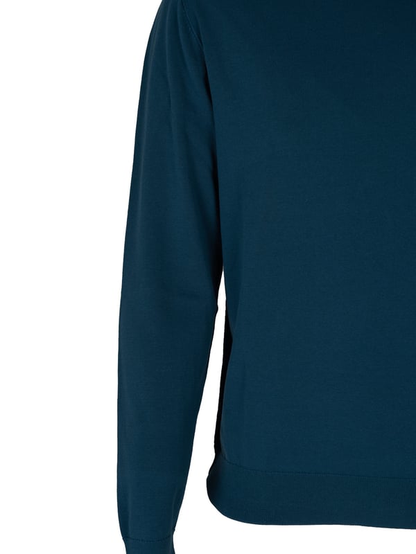 Un suéter fino es la elección perfecta para los días más frescos, ofreciendo un calor sutil sin carga innecesaria, y su diseño ligero hace que funcione bien tanto como una prenda por sí sola como una capa debajo de una chaqueta.

El color uniforme del suéter le añade elegancia y versatilidad, facilitando su combinación con diferentes estilos, desde casual hasta más formal, presentándote siempre de manera moderna y con clase.

Un bolsillo en el pecho con cierre es un añadido práctico que no solo añade estilo, sino que también permite guardar de forma segura objetos pequeños como llaves o tarjetas, siendo al mismo tiempo un acento estilístico.

Los puños elásticos en las muñecas y en la cintura aseguran confort y un ajuste perfecto, protegiendo eficazmente contra el viento y añadiendo al suéter un aspecto moderno que realza la silueta.

Un detalle de marca en la banda de la cintura es un acento sutil pero llamativo que resalta el prestigio y la calidad del producto, dándole un carácter único y distinguiéndolo de otros suéteres.

Las costuras visibles y estilosas añaden al suéter un encanto especial y profundidad, creando una textura interesante que atrae la mirada y demuestra la atención al detalle y la precisión en la confección.

Hecho de materiales de alta calidad, el suéter no solo garantiza durabilidad, sino también comodidad al llevarlo, permitiendo que la piel respire y asegurando un excelente bienestar durante todo el día.