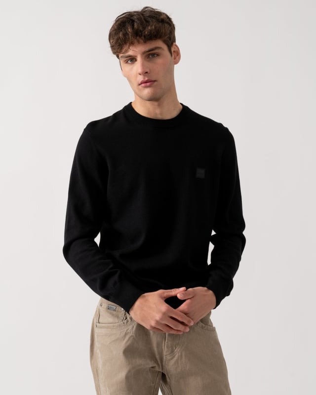 A knitted sweater in a straight fit by BOSS Menswear. Featuring a logo patch, this piece is blended with luxurious cashmere. This product is partly made with organic cotton.

Regular fit
Crew neck
Long sleeves
Ribbed cuffs
Standard length

95% Cotton, 5% Cashmere
50527583