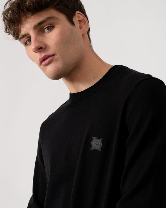 A knitted sweater in a straight fit by BOSS Menswear. Featuring a logo patch, this piece is blended with luxurious cashmere. This product is partly made with organic cotton.

Regular fit
Crew neck
Long sleeves
Ribbed cuffs
Standard length

95% Cotton, 5% Cashmere
50527583