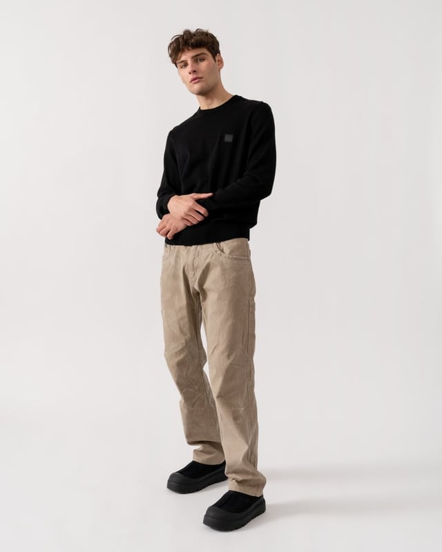A knitted sweater in a straight fit by BOSS Menswear. Featuring a logo patch, this piece is blended with luxurious cashmere. This product is partly made with organic cotton.

Regular fit
Crew neck
Long sleeves
Ribbed cuffs
Standard length

95% Cotton, 5% Cashmere
50527583