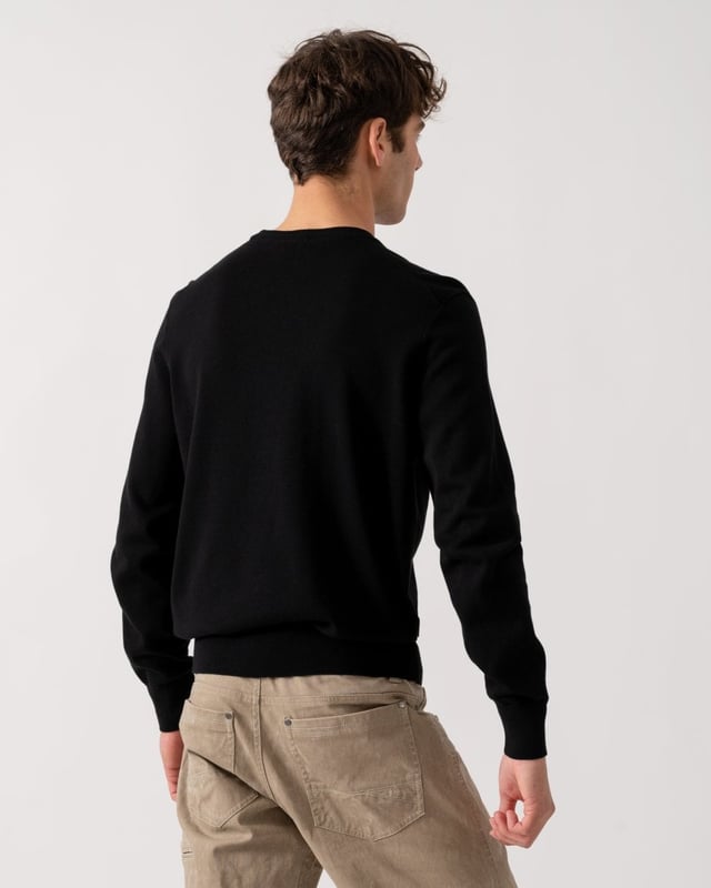 A knitted sweater in a straight fit by BOSS Menswear. Featuring a logo patch, this piece is blended with luxurious cashmere. This product is partly made with organic cotton.

Regular fit
Crew neck
Long sleeves
Ribbed cuffs
Standard length

95% Cotton, 5% Cashmere
50527583
