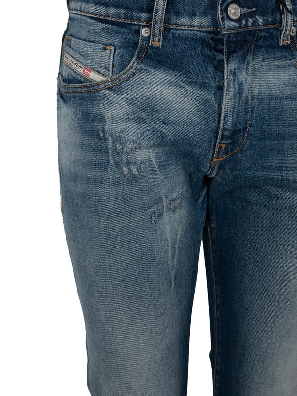 Diesel Vaqueros D-Strukt de mujer azul Con cierre de cremallera, estos pantalones ofrecen no solo comodidad, sino también un aspecto estiloso que se ajusta a cualquier situación, desde encuentros casuales hasta ocasiones más formales.
El corte ajustado resalta la figura, proporcionando al mismo tiempo libertad de movimiento, lo que hace que estos pantalones sean la elección perfecta para quienes valoran la moda y el confort.
Con una cintura media, estos pantalones se ajustan perfectamente a las tendencias actuales, garantizando comodidad durante todo el día, sin importar lo que depare.
Con tres bolsillos en la parte delantera y dos en la trasera, ofrecen una solución práctica para guardar los objetos esenciales como llaves o teléfono, siempre al alcance de la mano.
Con numerosos desgastes en las piernas, estos pantalones añaden un toque de carácter rockero y estilo moderno a cualquier atuendo, dándole un expresión única.
Hechos de tela de alta calidad, estos pantalones no solo son duraderos y resistentes al desgaste diario, sino que también son agradables al tacto, lo que te hará querer usarlos todos los días.